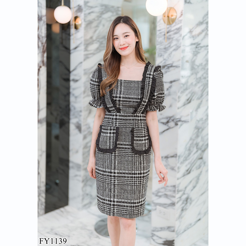 kudapy เดรสสั้นสีดำ/สีชมพู ลายสก็อตระบายช่วงไหล่แขนจั๊ม