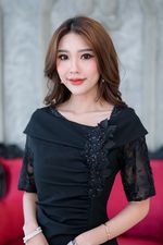 kudapy เดรสสั้นสีฟ้าเทาคราม/สีดำ แต่งดีเทลเยอะมากๆ งานฝีมือล้วนๆ ตัวเดรสเป็นผ้าพื้นเนื้อนมผ้านสวมใส่สบายค่ะ ช่วงแขนเป็นผ้าลูกไม้