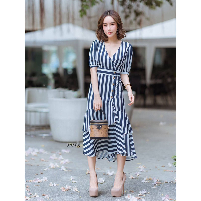 kudapy เดรสยาวสีกรมท่า คอวีลายริ้ว เนื้อผ้ามอสเครปแต่งกระดุมหน้า แขนตุ๊กตา ชายกระโปรงแต่งระบายหางปลา