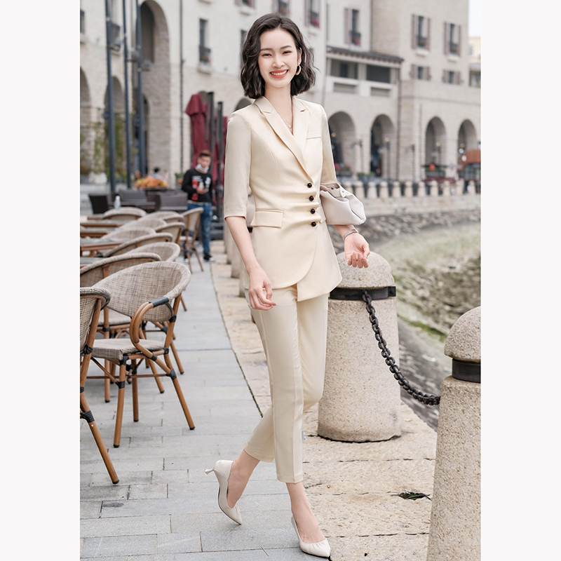 kudapy ชุดสูททำงานผู้หญิงสีขาว/สีครีม แต่งกระดุมแถวพร้อมกางเกง จุดเด่นของชุดนี้คือการออกแบบเพิ่มดีเทลกระดุมด้านหน้าขึ้นมาเพื่อเพิ่มดีสไตล์