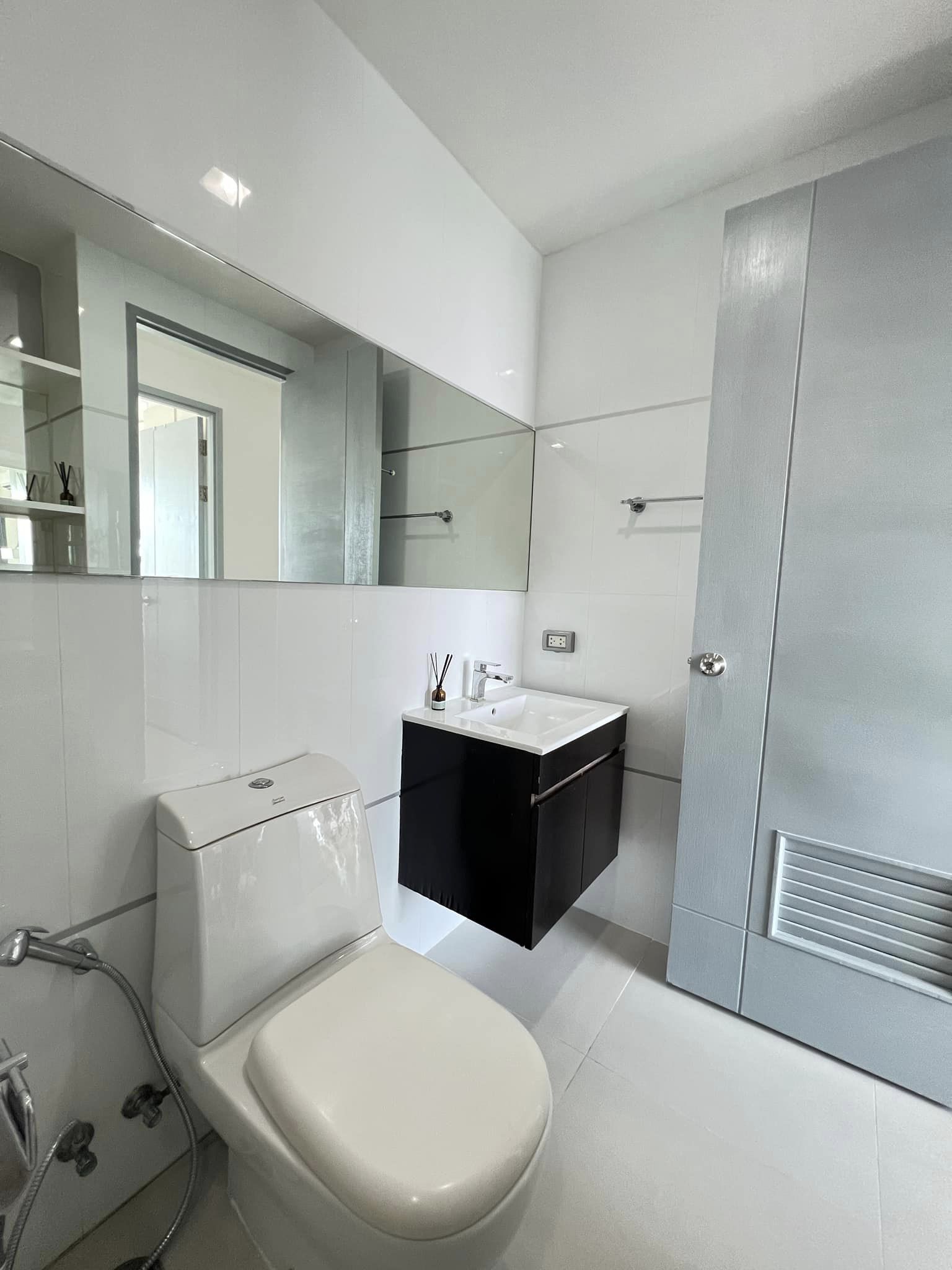 สนใจชมห้องติดต่อได้เลย Line ID: Smile-easy ปล่อยเช่าคอนโด Thru Thonglor (ทรู ทองหล่อ) - 1ห้องนอน 1ห้องน้ำ 1ห้องนั่งเล่น - ใกล้ MRT เพชรบุรี - ขนาดห้อง 37 ตรม. ชั้น 16