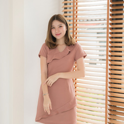 kudapy เดรสสั้นสีน้ำตาล/สีดำ/สีชมพู/สีกรม/เทา/เขียว/ฟ้าเทา คอวี ดีไซน์เล่นระบายที่คอและชายกระโปรง ตัวนี้น่ารักสดใส สไตล์มินิมอล