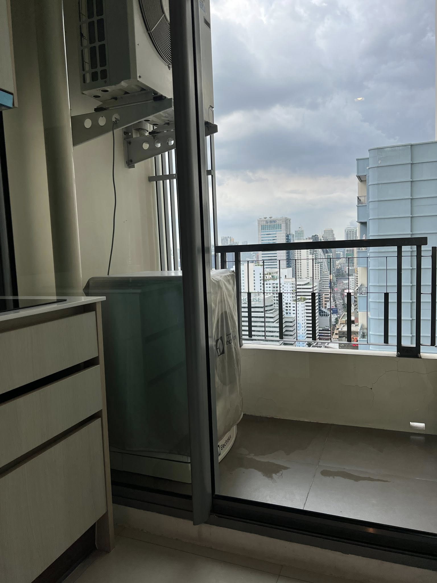 High Rise โซนพื้นที่ ติด MRT เพชรบุรี ให้เช่าห้องแบบ 1ห้องนอน 1ห้องน้ำ คอนโด Q Asoke (คิว อโศก) ขนาดห้อง 30 ตรม. ชั้น 34