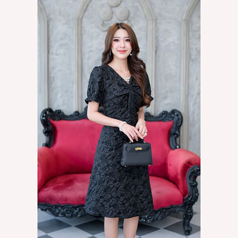kudapy เดรสสั้นสีดำ ผ้า Jacquard เนื้อนิ่ม ลายดอกไม้ลิลลี่ในตำนาน เป็นทรงแขนตุ๊กตาน่ารักๆ ช่วงอกเป็นงานดีไซน์อกผูกไขว์เก๋ๆ