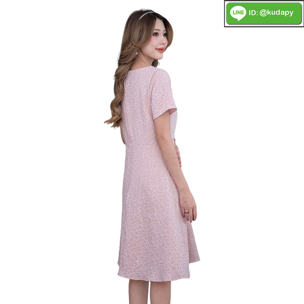 kudapy เดรสสั้รปักลายนูนสีชมพูโอรส สีดำ คอเหลี่ยม แขนสั้น ลายผ้าเป็นลายนูนดอกเล็กๆ ทรงสวยเป็นงานทรงบานเล็กน้อยพรางสะโพกได้