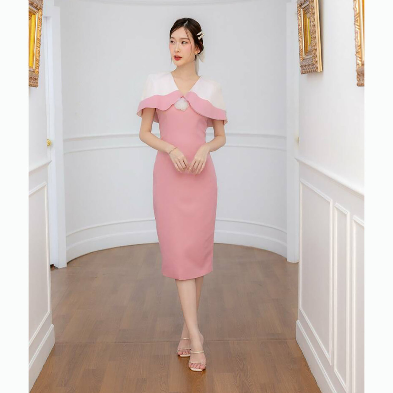 kudapy เดรสสั้นสีชมพู/สีดำ คลุมไหล่ดอกไม้ติดอก