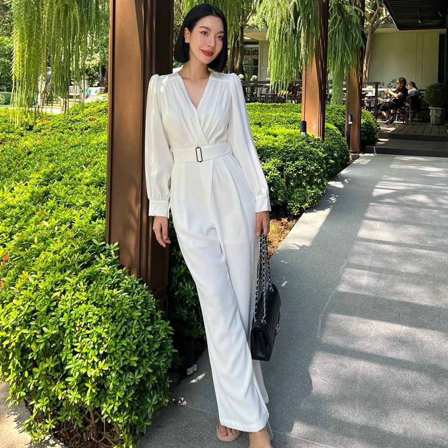 kudapy จั้มสูทขาวยาวสีดำ สีขาว เสื้อชีฟองผ้าพริ้วๆ เย็นใส่สบายมากค่ะ กางเกงมีซับในขาสั้นอย่างดี กระเป๋าจริง เสื้อมีฟองน้ำเสริมที่อก ซิปด้านหลัง