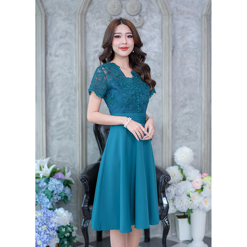kudapy เดรสสีชมพูอ่อนหม่น/สีเขียวอมฟ้า/สีม่วง ดีไซน์แบบสวยดูแพงมาก เป็นการออกแบบผสมผสานผ้าลูกไม้ปักเงาเล่นเชิงผ้าช่วงคอและชายแขนเสื้อ