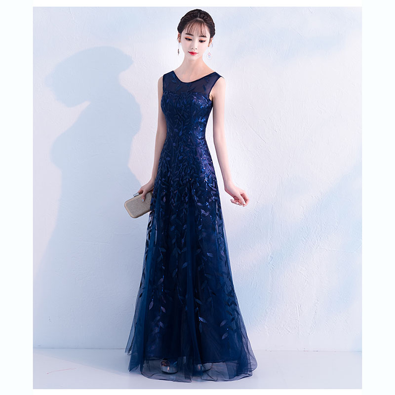 kudapy เดรสยาวสีน้ำเงินเข้ม ผ้าโปร่งปักเลื่อมลายใบไม้ คอกลม แขนกุด กึ่งทรงปล่อย สวยหรู