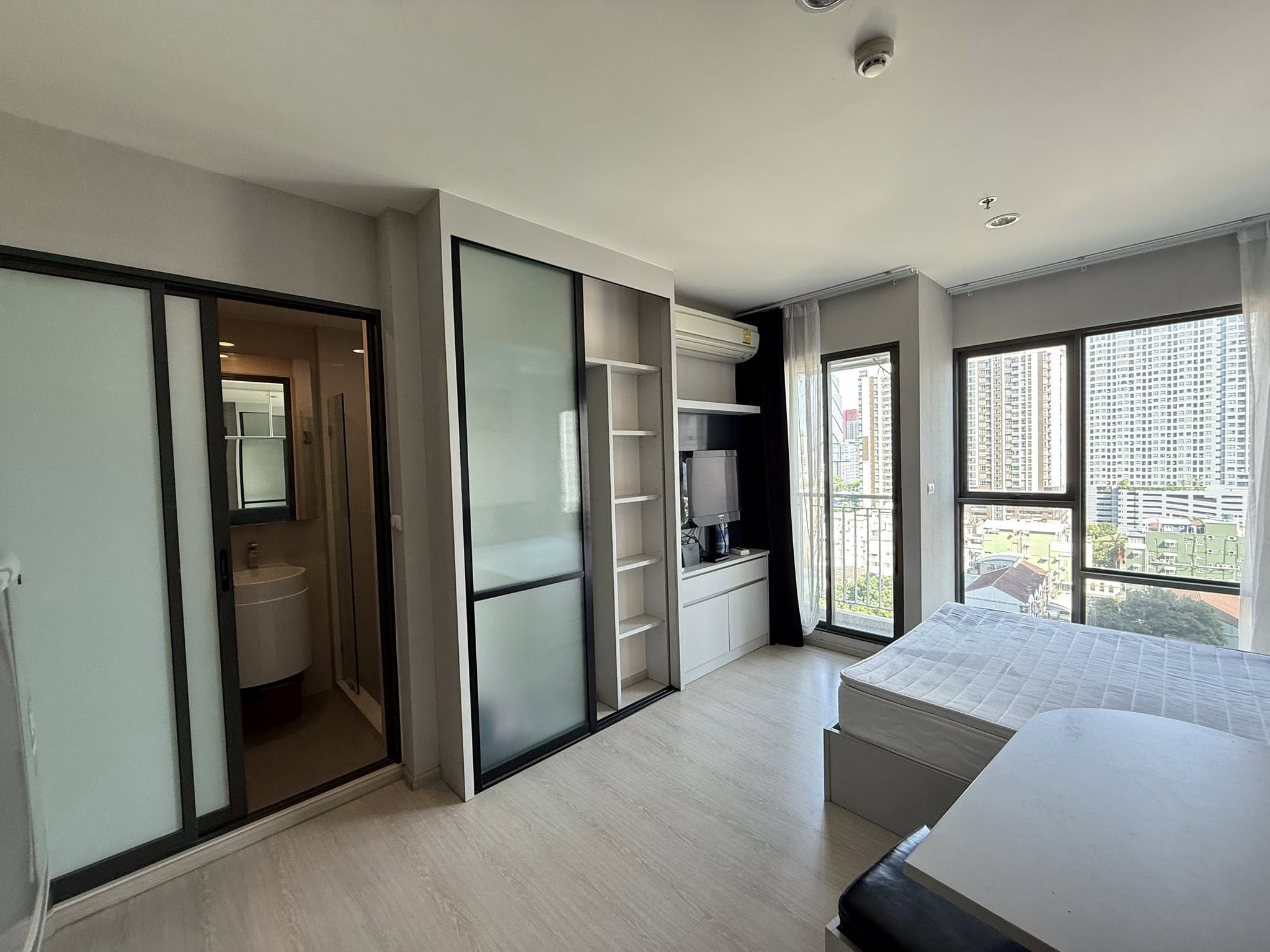 ให้เช่าคอนโด Rhythm Asoke (ริทึ่ม อโศก) Studio / 1ห้องน้ำ ขนาด 22.5 ตรม. ชั้น 14 ค่าเช่า 14,000 ต่อเดือน รถไฟฟ้า MRT พระราม9