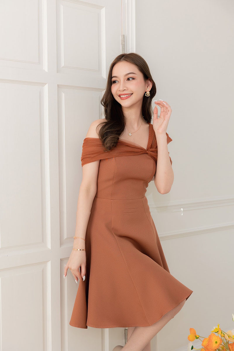 kudapy เดรสสั้นสีโอวัลติน/สีน้ำตาล/สีแดง พรางช่วงแขนแบบดีงามไม่เยอะไป กระโปรงบาน ทรงน่ารักมาก แถมพรางสะโพกได้ด้วย