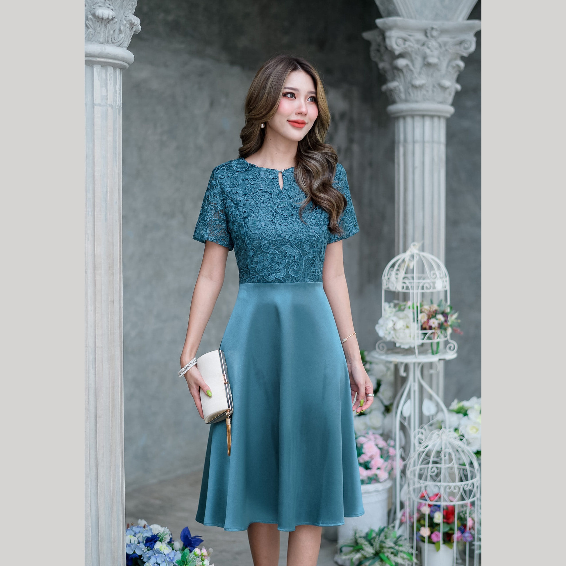 kudapy เดรสสั้นลูกไม้เนื้อเงาสีเขียวเข้ม สีชมพูปูนแดง เดรสแขนสั้น กระโปรงทรงบานผ้าเงาพริ้วสวยค่ะ ชุดนี้ดูหรูหรา ทรงสวยใส่ง่าย ใส่ออกงานสวยหรูได้ลุคดูแพงค่ะ