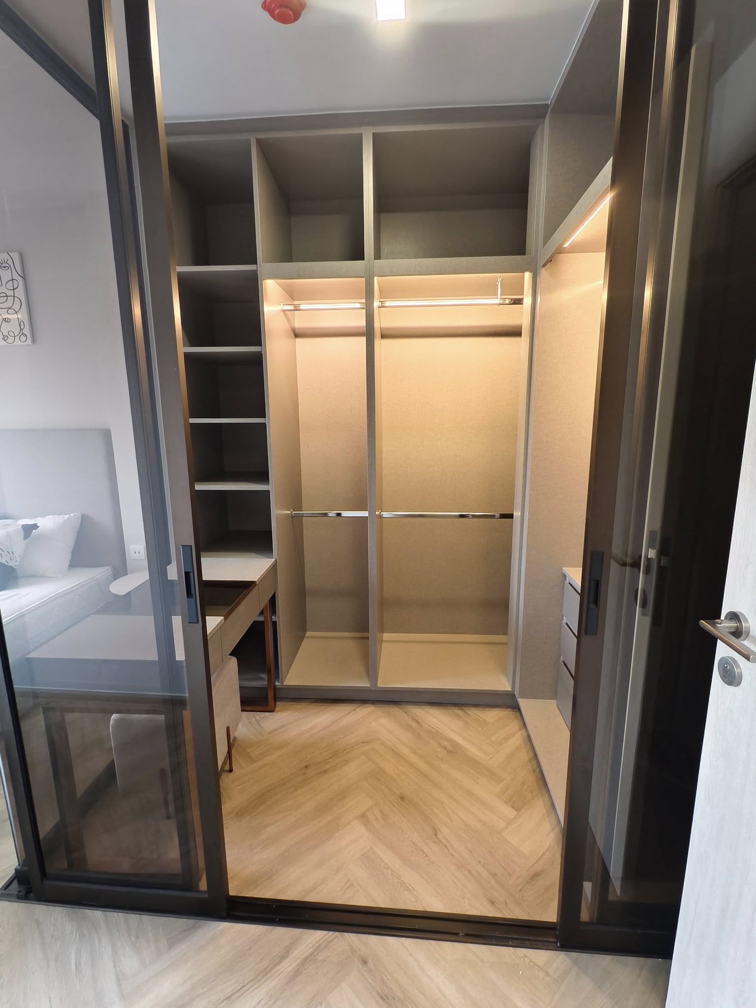 ให้เช่าห้องใหม่คอนโด Chapter Thonglor 25 (แชปเตอร์ ทองหล่อ 25) โซนพื้นที่ BTS ทองหล่อ ห้องแบบ 1ห้องนอน / 1ห้องน้ำ / โซนครัวปิด ขนาดห้อง 35 ตรม. ชั้น 6