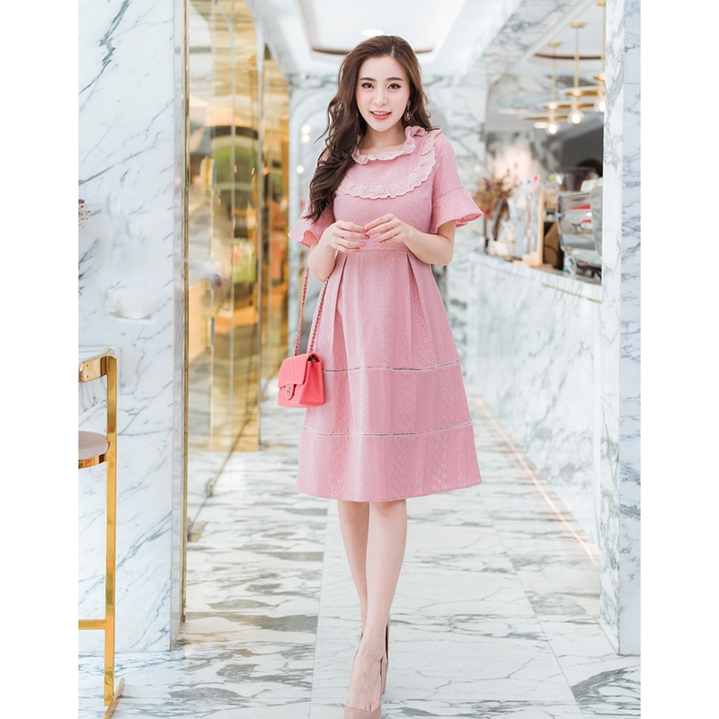 kudapy เดรสสั้นสีชมพู ผ้าลูกไม้ ทรงเอกว้าง แขนแต่งระบาย