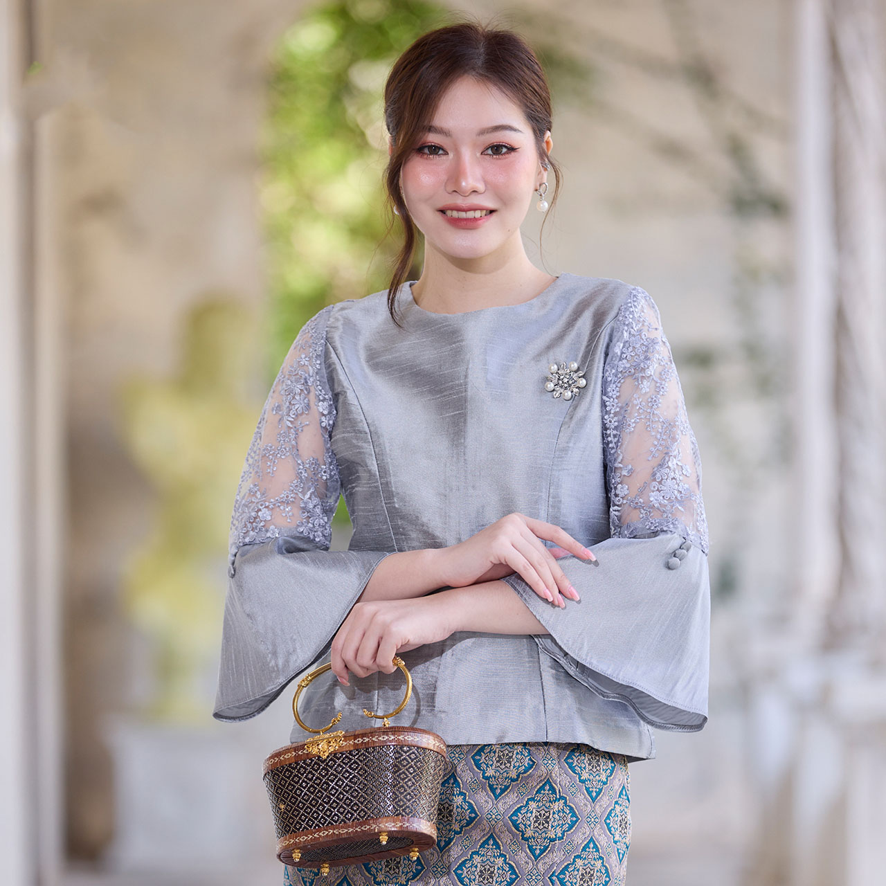 kudapy ชุดเซ็ทเสื้อผ้าไหมแต่งแขนลูกไม้+ผ้าถุง สีเงินมงคล เข้าชุดกันกับผ้าถุงทอลายสำเร็จ