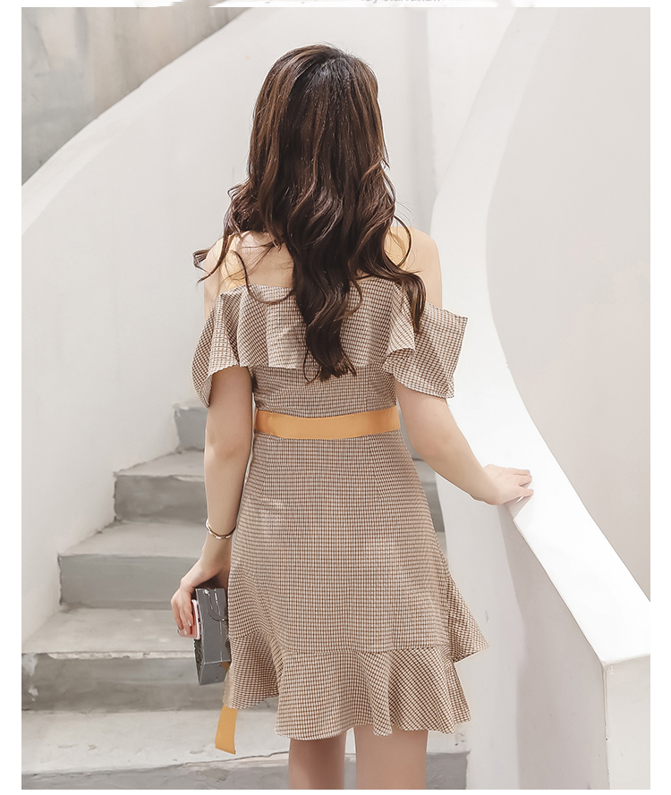 ชุดเดรสสายเดี่ยวสีน้ำตาลอ่อน เปิดไหล่ ปิดต้นแขน กระโปรงดีไซน์เก๋