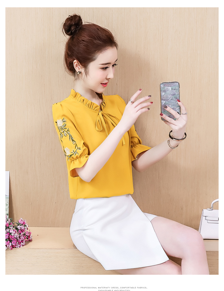 เสื้อสีเหลืองมัสตาร์ด ผ้าคอตตอนทอเนื้อดีมาก แขนเสื้อปักลายดอกกุหลาบ ปลายแขนเสื้่อจั๊ม