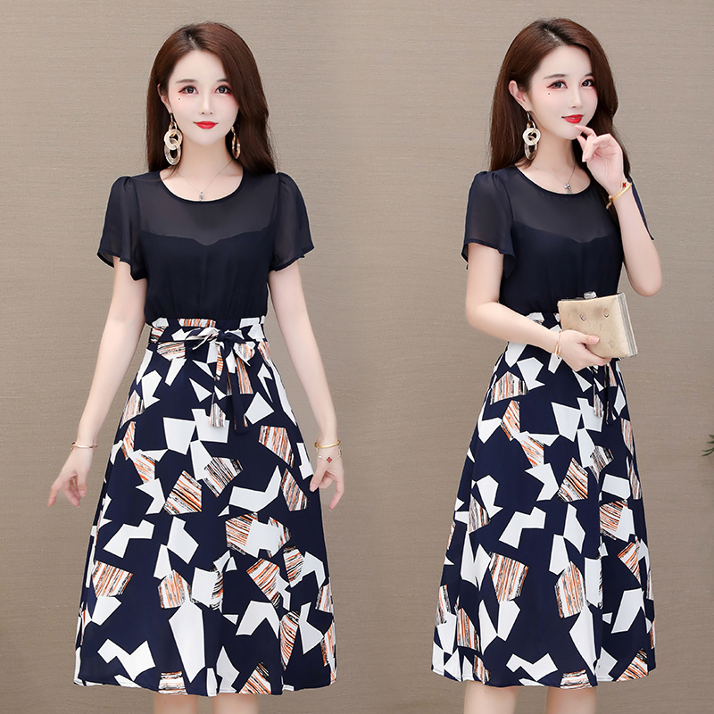 kudapy เดรสสีกรมท่า ชุดเดรสใส่ทำงาน ตัวเสื้อผ้าชีฟองสีกรมท่า เย็บต่อกับกระโปรงผ้าชีฟองพิมพ์ลายตามแบบ