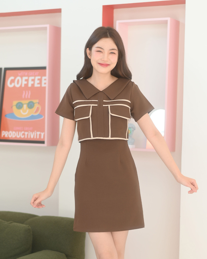 kudapy เดรสแขนสั้นคอปก กิมมิคแต่งกุ๊นสีด้านหน้า แต่งกุ๊นขอบฝากระเป๋า เว้นสาบกลาง มีกระเป๋าอกใส่ของได้จริง