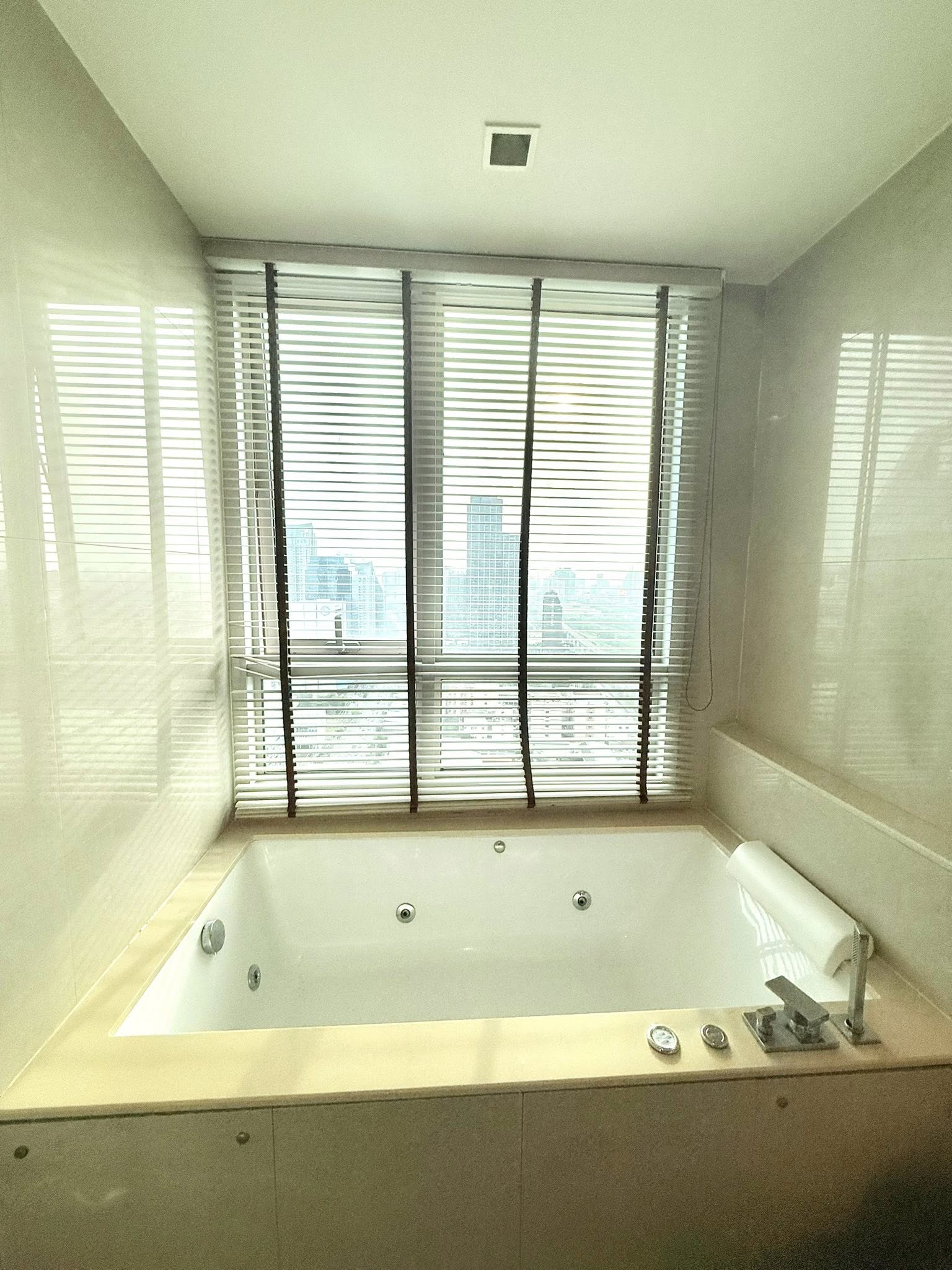 ให้เช่าคอนโด (ดิ แอดเดรส อโศก) High Rise โซนพื้นที่ MRT เพชรบุรี ให้เช่าห้องแบบ 2ห้องนอน 2ห้องน้ำ 1โซนครัวปิด