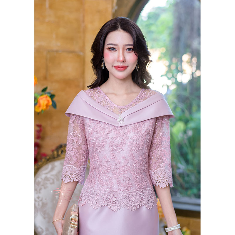 kudapy เดรสสั้นสีน้ำตาล/สีชมพู ผ้าไหมญี่ปุ่นบวกกับลูกไม้เงาทอผสมดิ้นปักตกแต่งเลื่อม