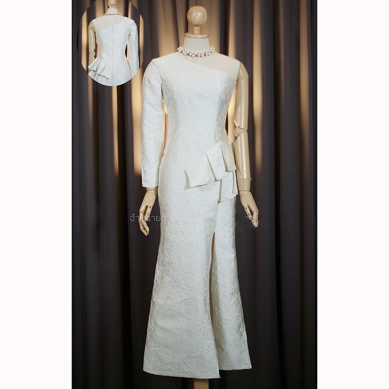 kudapy เดรสยาวสีขาว/สีชมพู/สีแดง/สีกรมท่า บ่าเดี่ยว แขนยาว(ขวา) แต่งระบายสะโพก พรางสุดๆ ซิบข้าง กระโปรงผ่าหน้าโชว์ขาเรียวๆ