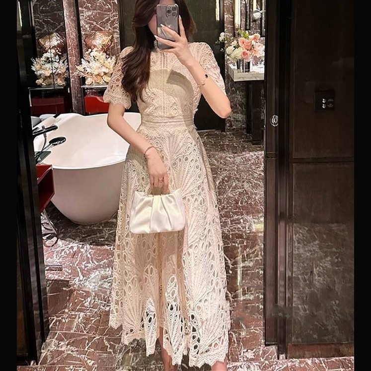 kudapy เดรสลูกไม้ยาว คอวี แขนสั้น ใช้ผ้าลูกไม้เนื้อดีขึ้นลายปักฉลุ ลายแน่นปักชัดลายสวย