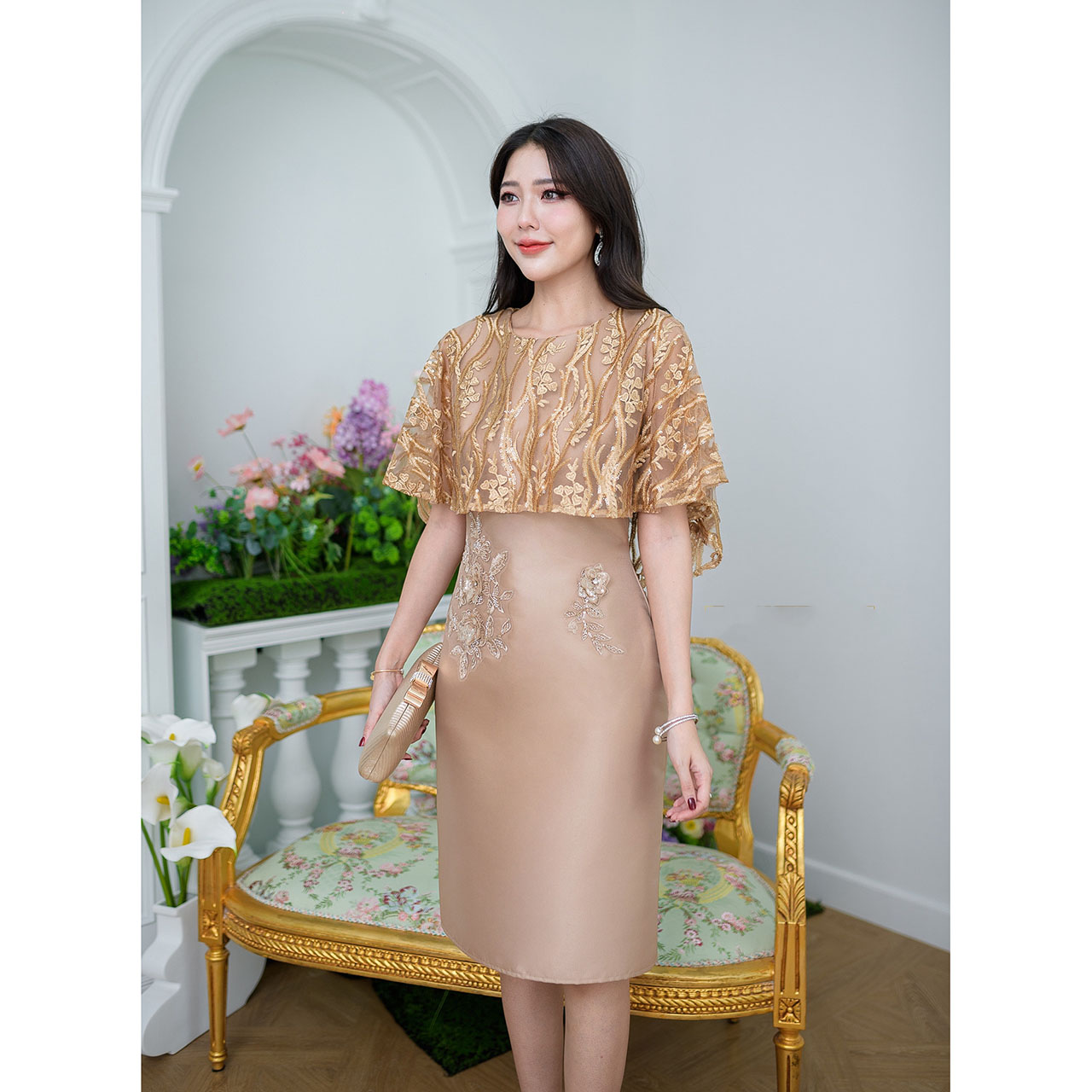 kudapy เดรสสั้นสีน้ำตาลทอง/สีโอรส ผ้าไหมงานดีไซน์คลุมไหล่ด้วยผ้าลูกไม้ปักลายแต่งเลื่อม