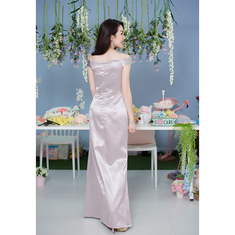 kudapy เดรสยาวสีเทา ทรงปาดไหล่ ช่วงเอวจับจีบตามแบบ กระโปรงป้ายทรงหางปลาผ่าด้านหน้า ดู sexy เล็กๆ