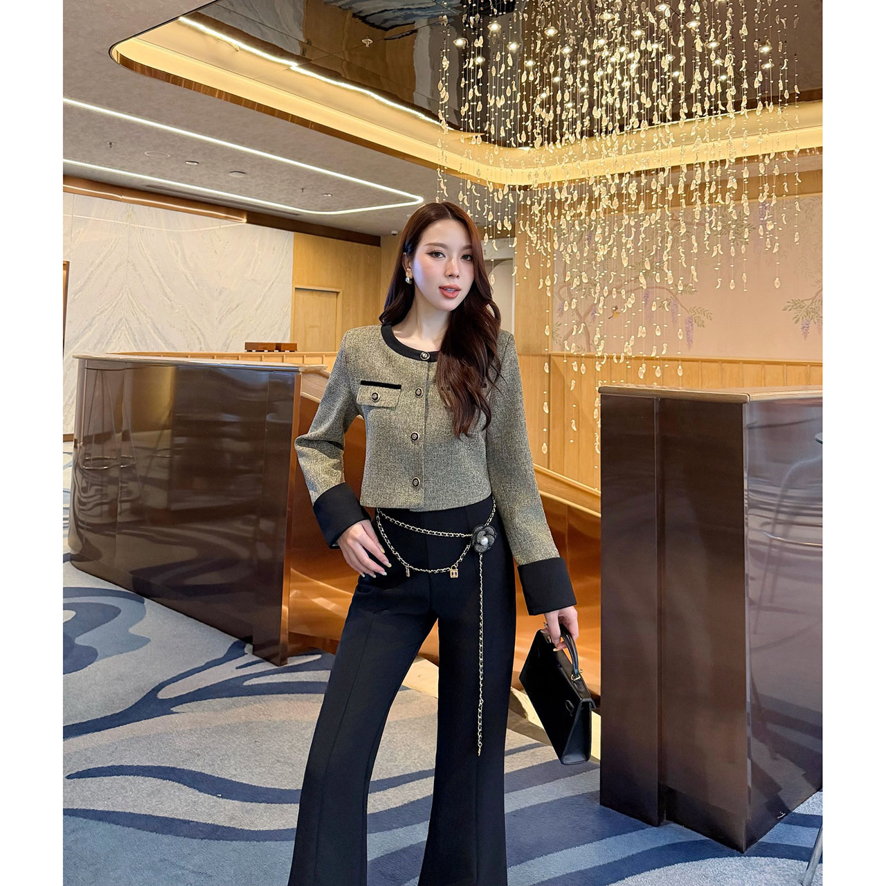 kudapy เซ็ทเสื้อครอปสูท ผ้าเนื้อทอแน่นสีสวยคลาสสิก ตัดต่อขอบสีดำบริเวณคอ แขน และชายเสื้อ เพิ่มความคมชัด กระดุมหน้าเรียงแนวตั้งแบบมินิมอล