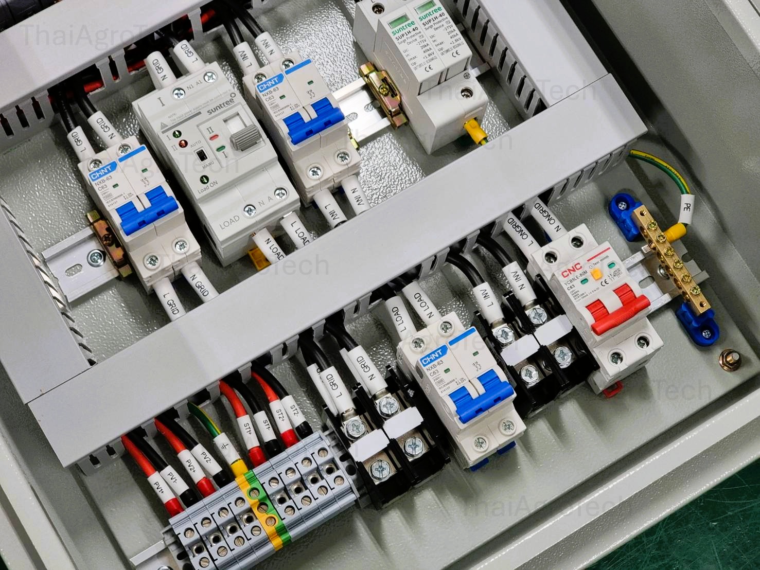 ตู้คอมบายเนอร์แบบไฮบริดออนออฟกริด 2 สตริง Hybrid On/Off-grid AC Combiner Box 2 string พร้อม สวิตซ์สลับแหล่งจ่ายไฟ อัตโนมัติ(สลับเร็ว) ระบบไฟฟ้าสำรอง SQ8T-63/2P ATS 2P 63A DIN Dual Power Conversion Switch Suntree