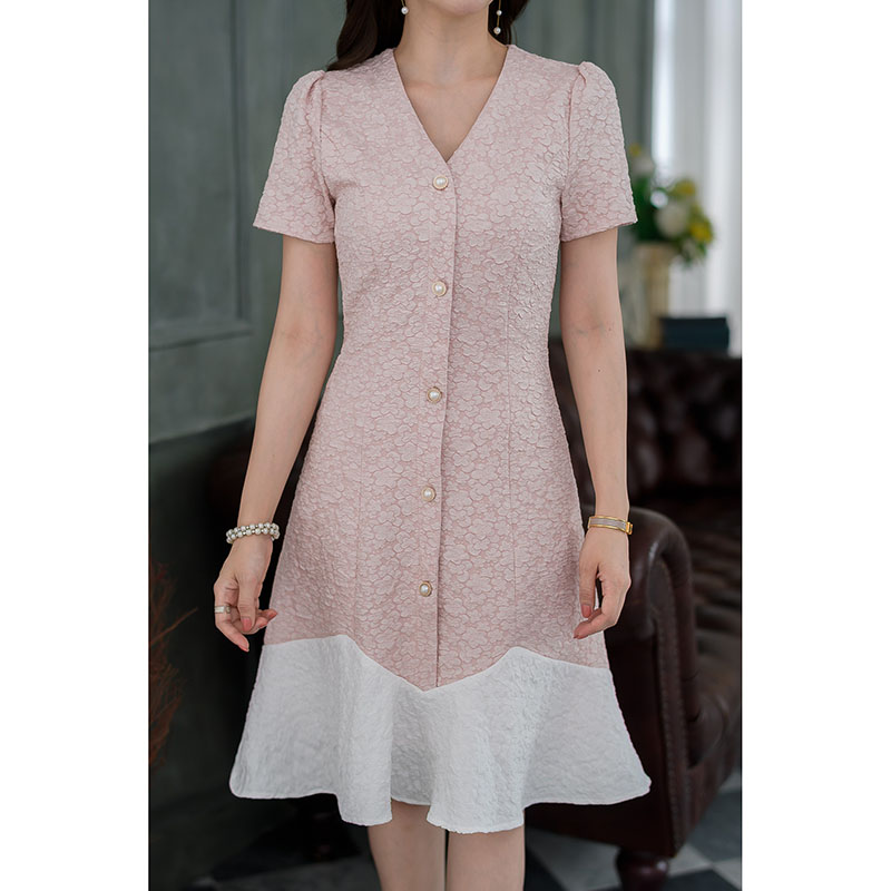 kudapy เดรสสั้นสีเขียว/สีชมพู ทูโทน เป็นผ้าปั๊มลายดอกนูน สวยมีมิติ ดีเทลแต่งกระดุม ปลายกระโปรง แต่งเป็นเคริฟสวยเก๋