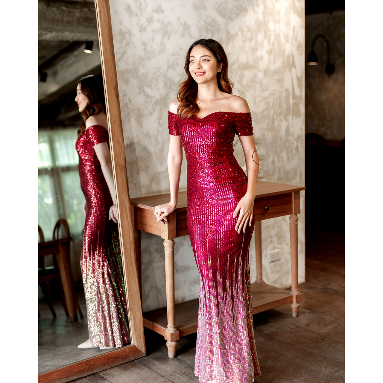 kudapy เดรสยาวสีแดง ทรงเปิดไหล่ เข้ารูปทรงสวย ผ้าปักเลื่อม แนวเรียบหรูสวยสง่าดูแพง ใส่ออกงานราตรี งานแต่งงานกลางคืน ชุดงานประกวด