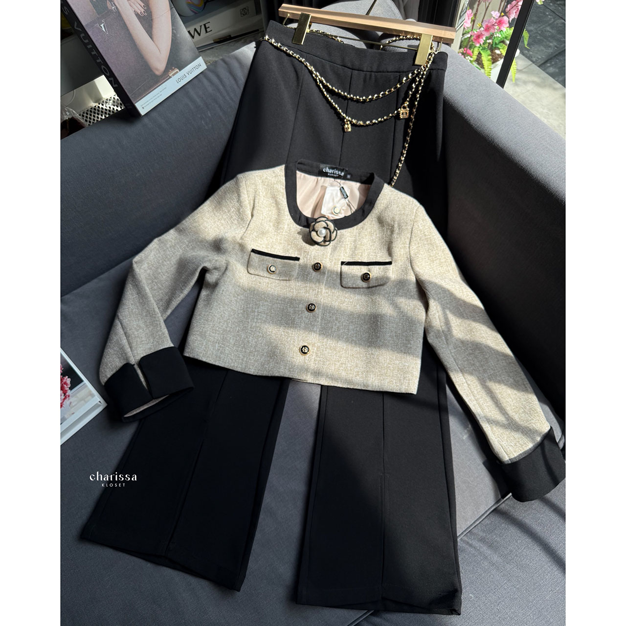 kudapy เซ็ทเสื้อครอปสูท ผ้าเนื้อทอแน่นสีสวยคลาสสิก ตัดต่อขอบสีดำบริเวณคอ แขน และชายเสื้อ เพิ่มความคมชัด กระดุมหน้าเรียงแนวตั้งแบบมินิมอล