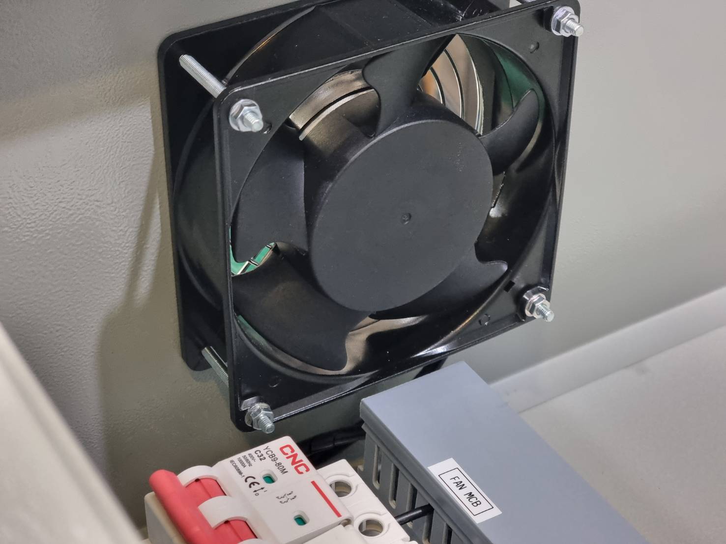 ตู้คอมบายเนอร์ ดีซี 1สตริง 1เฟส พื้นที่ว่างสำหรับติดตั้งอินเวอร์เตอร์ทั้งแบบ ออนกริด ออฟกริด และไฮบริด ติดตั้งพัดลมระบายอากาศ พร้อมเครื่องตั้งเวลา Surge Protector Relay ตัดวงจรไฟฟ้า เมื่อมีไฟรั่ว ไฟดูด ไฟกระแสเกิน AC-DC combiner 1string 1phase