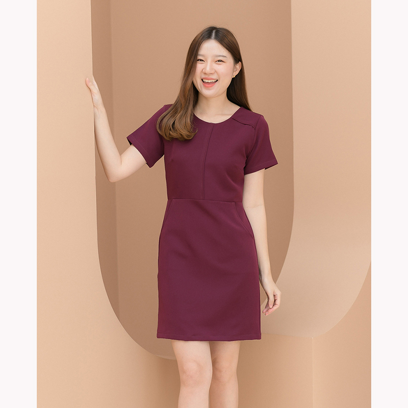 kudapy เดรสสั้นสีแดงเข้ม/สีเทาเข้ม ตัดต่อเล่นคัทติ้งกลางลำตัวและช่วงไหล่ มีกระเป๋าด้านข้าง งานซับในทั้งตัว