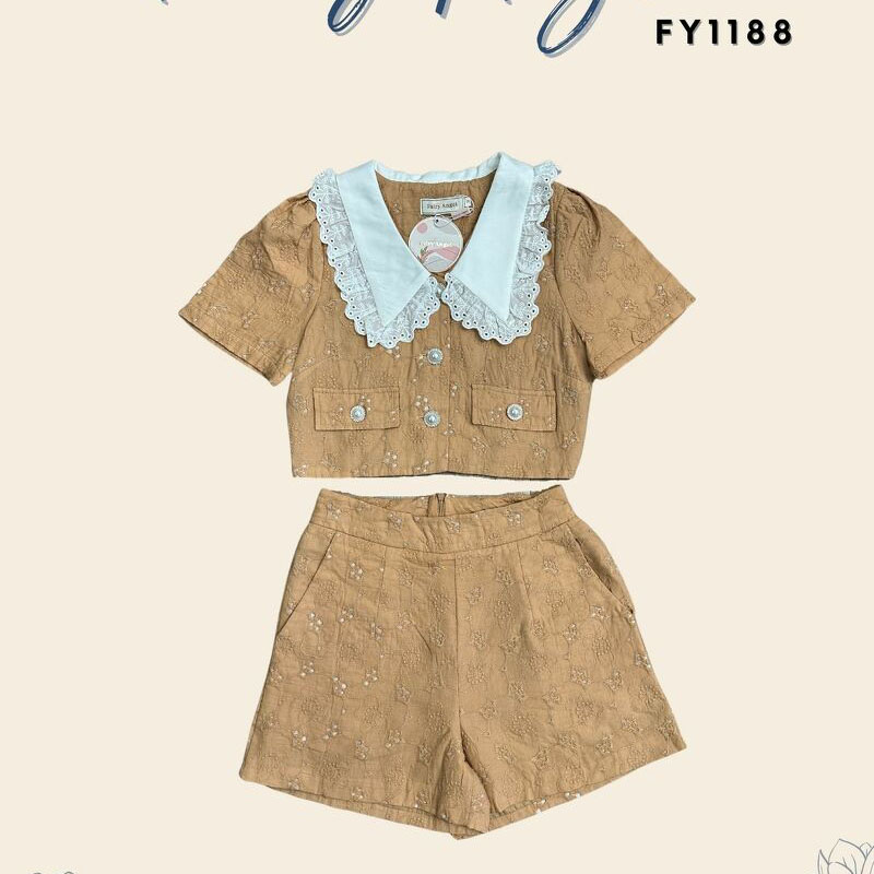 kudapy ชุดเซตงานผ้าฉลุสีน้ำตาล/สีฟ้า ปกคอบัวงานผ้าระบายลายดอก น่ารักมาก มีกระเป๋าสองข้าง แมทช์กับกางเกงขาสั้น ลุคเกาหลีเวอร์
