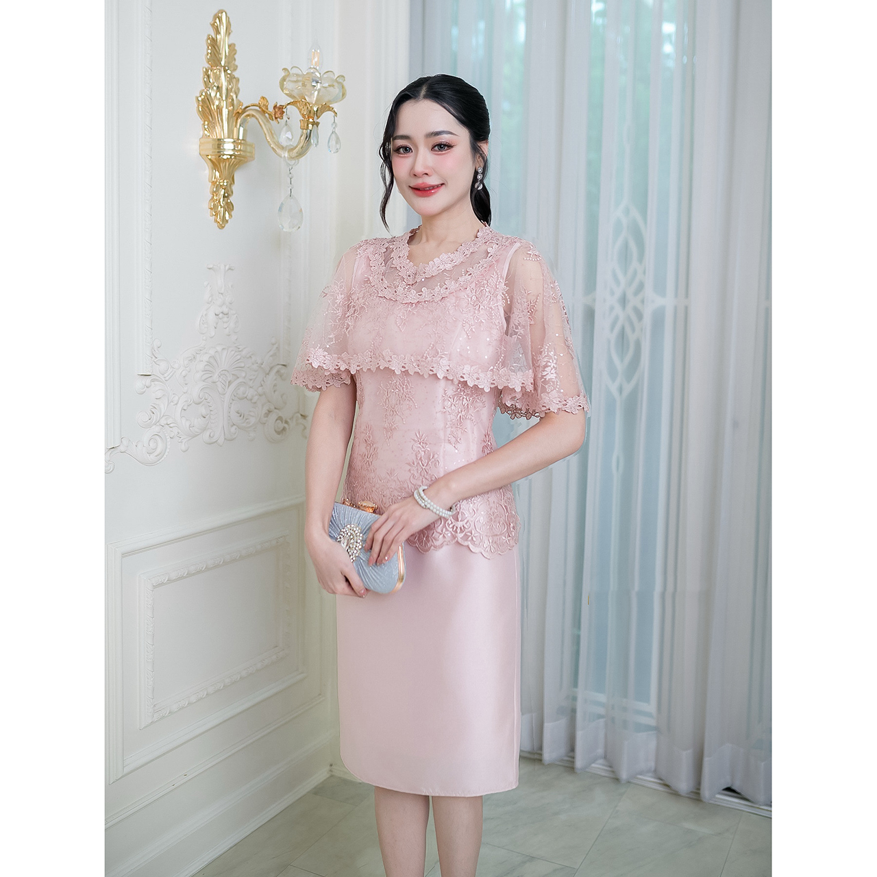 kudapy เดรสผ้าไหมดีไซน์คลุมไหล่ ปักลายราณีต คอกลมแต่ดอกไม้รอบคอ ลูกไม้ทอผสมเลื่อมชายเสื้อเป็นเชิงผ้าเล่นลายสวย ตัวกระโปรงเป็นงานผ้าไหมเนื้อเบา