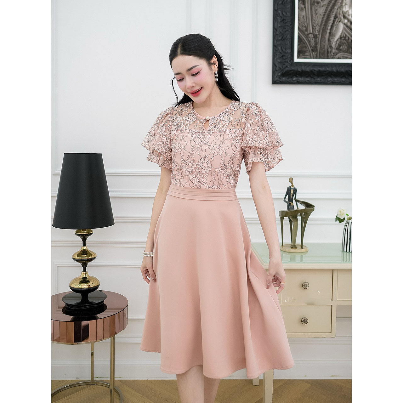 kudapy เดรสสั้นผ้าลูกไม้ ดีไซน์ด้านบนตัวเสื้อน่ารักมากเป็นทรงแขนระบาย ช่วงเอวตีเกร็ดแบบสวยยอดนิยมใส่แล้วดูมีเอว