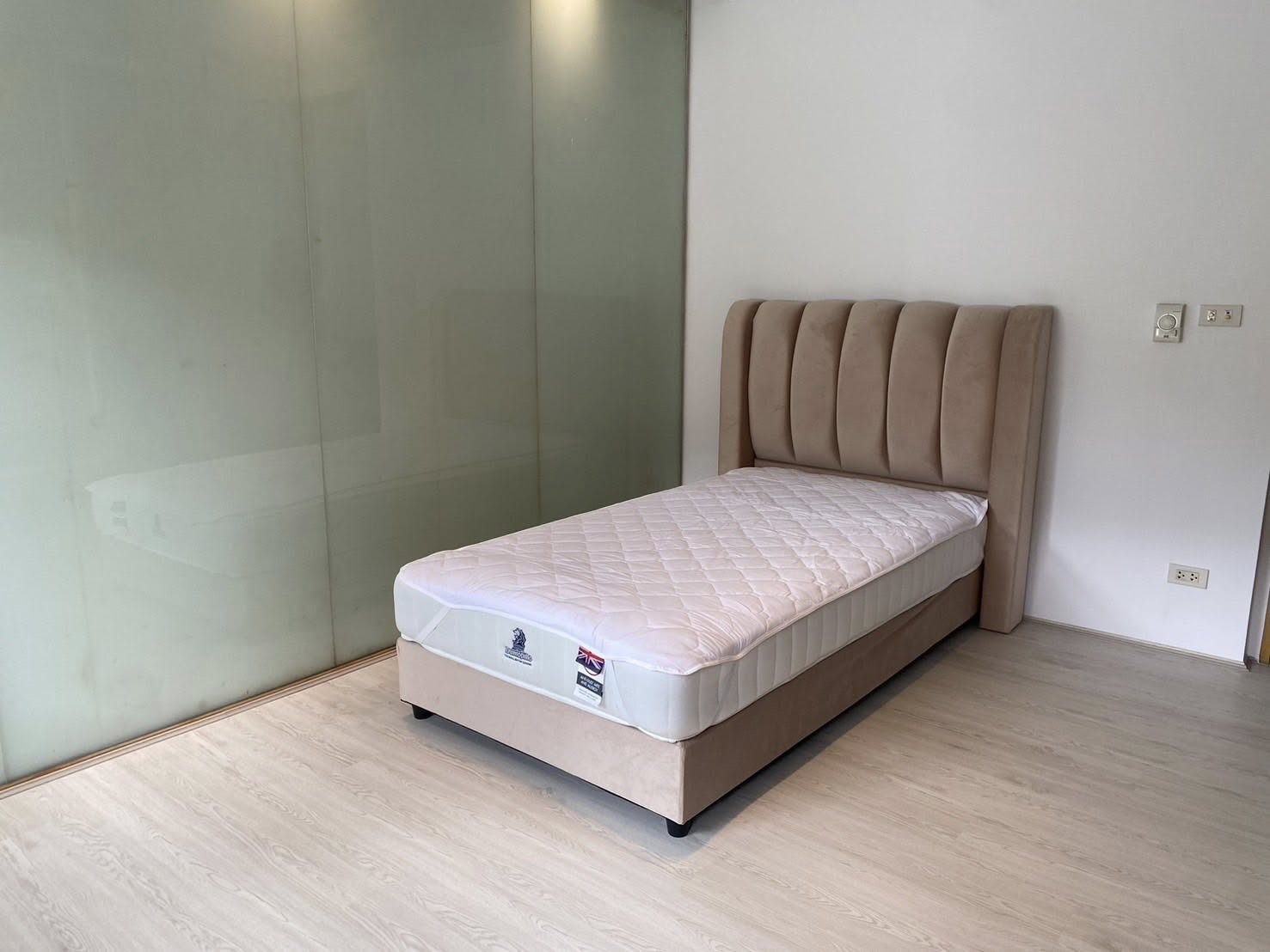 หมู่บ้าน Noble Tara Pattanakarn (โนเบิล ทารา พัฒนาการ) บ้านเดี่ยวขนาดใหญ่2ชั้นหลังมุม โซนพื้นที่ ARL MRT หัวหมาก ให้เช่าและขายห้อง เนื้อที่ 134 ตารางวา พื้นที่ใช้สอย 550 ตารางเมตร 5 ห้องนอน 6 ห้องน้ำ 1 ห้องนั่งเล่น