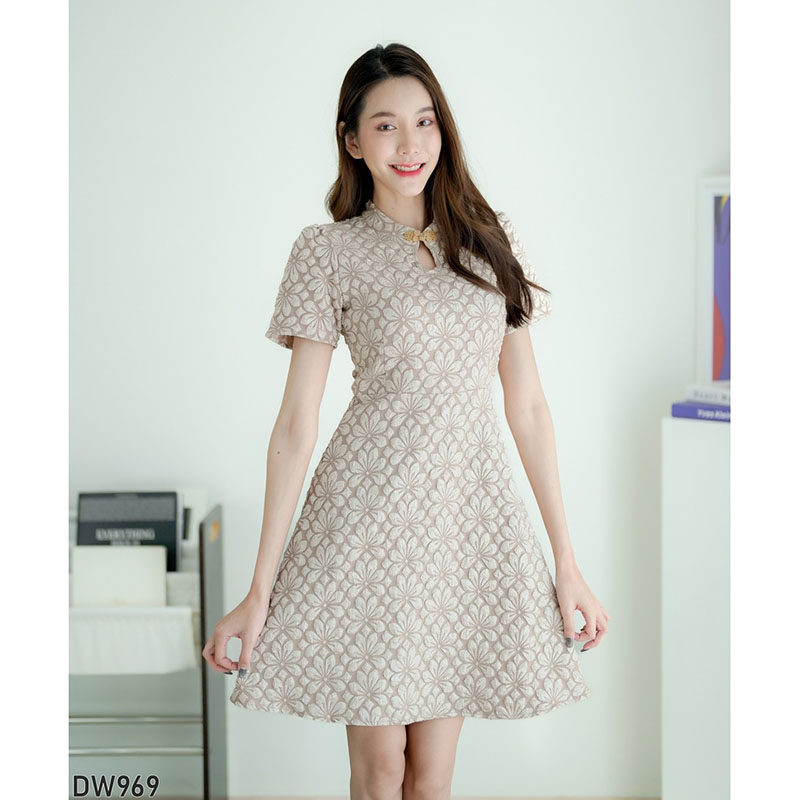 kudapy เดรสสั้นสีขาว/สีน้ำตาล ผ้าทอลายนูนแขนตุ๊กตา