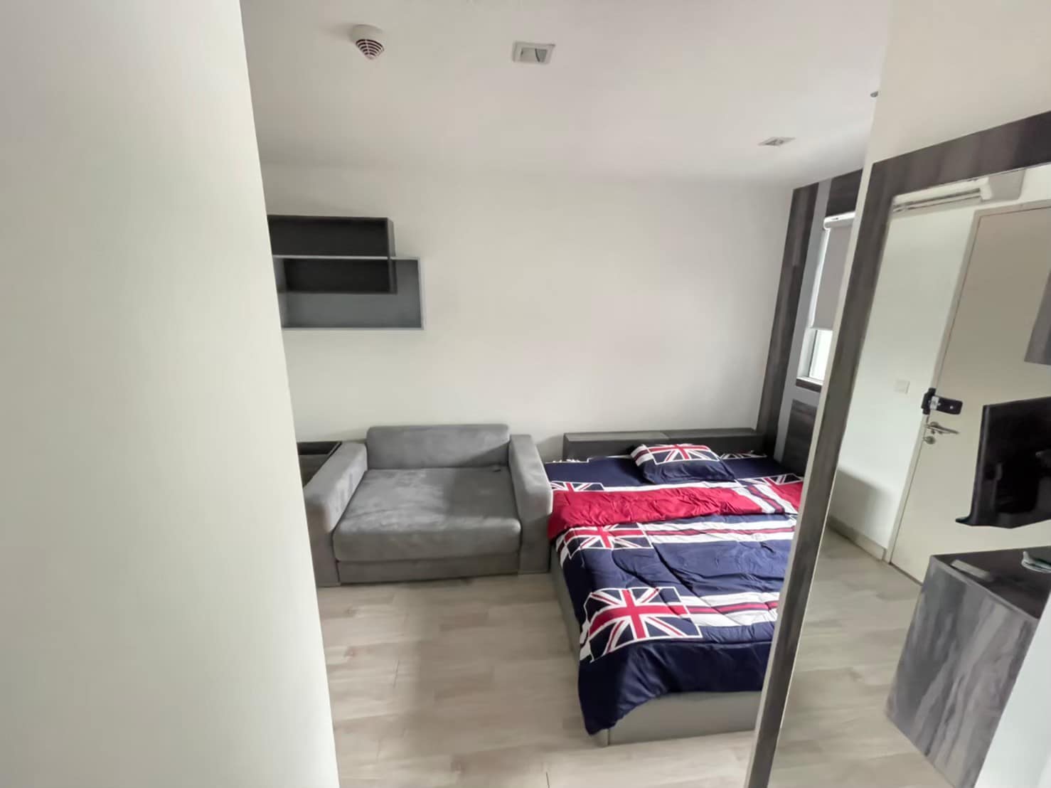 ให้เช่า IDEO Mobi Sathorn (ไอดีโอ โมบิ สาทร) มีเครื่องซักผ้าเฟอร์ครบพร้อมอยู่