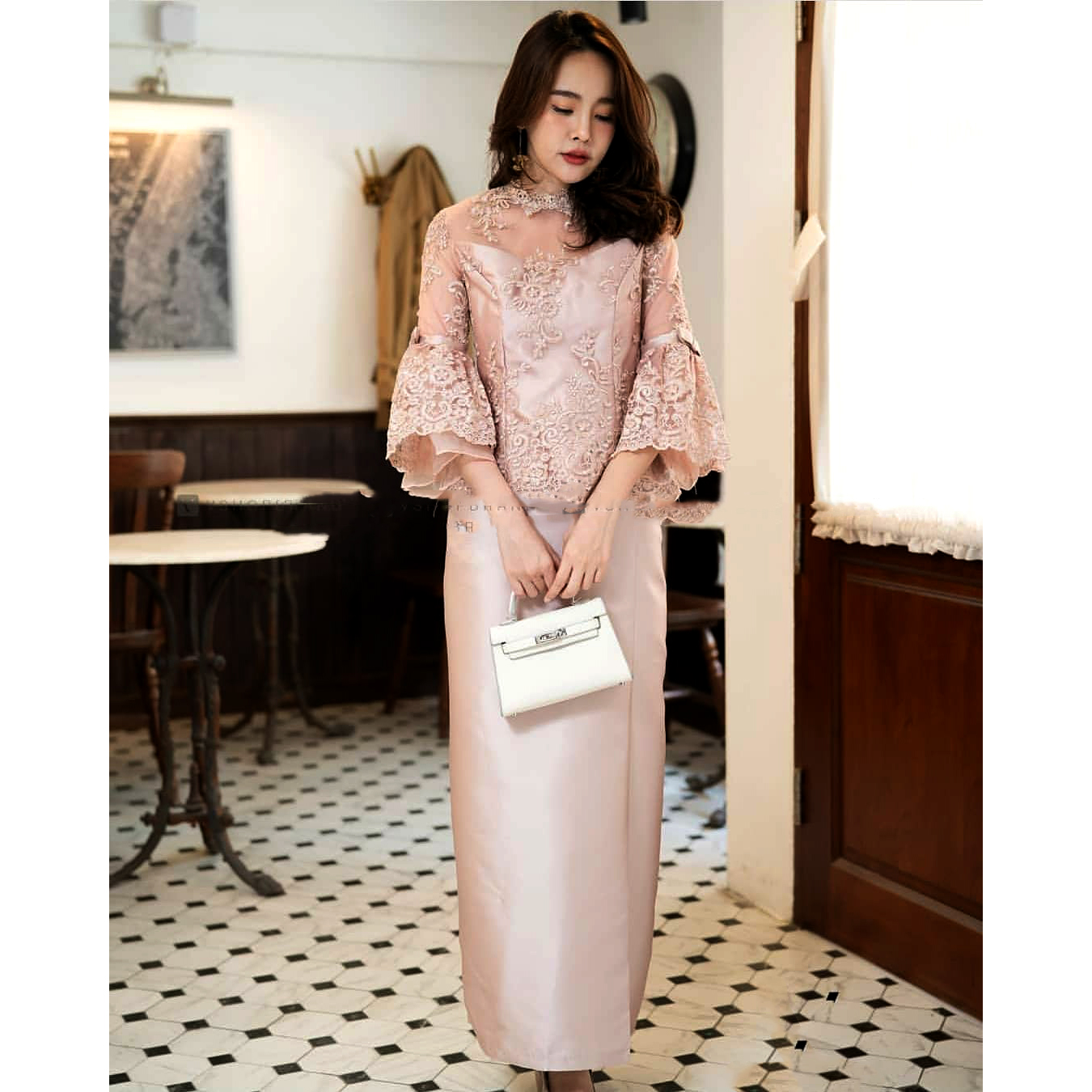 kudapy ชุดไทยประยุกต์สีทอง ผ้าลูกไม้ฝรั่งเศสปักดิ้นทอง เล่นไฟดีมากคะ ดีเทลสวยตามแบบเลยค่ะ