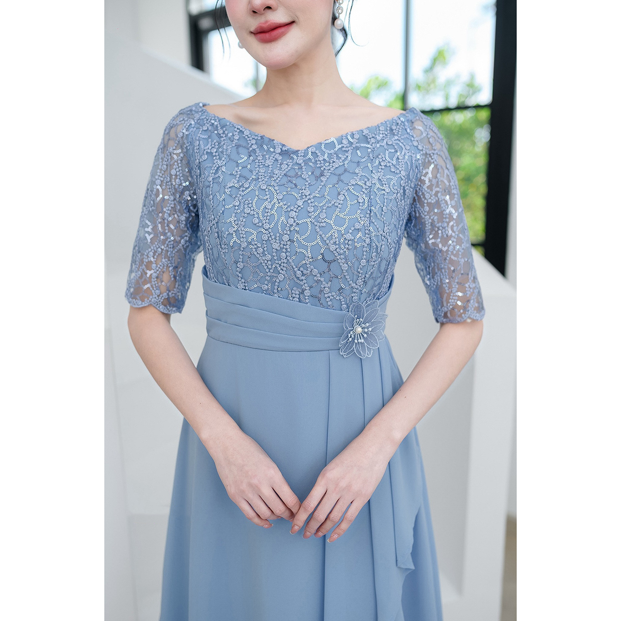 kudapyเดรสลูกไม้ทอผสมดิ้นแต่งเลื่อม งานเดรสออกงานรุ่นสวยหวาน ช่วงกระโปรงเป็นงานผ้าชีฟอง ตีเกร็ดช่วงเอวและแต่งดอกไม้