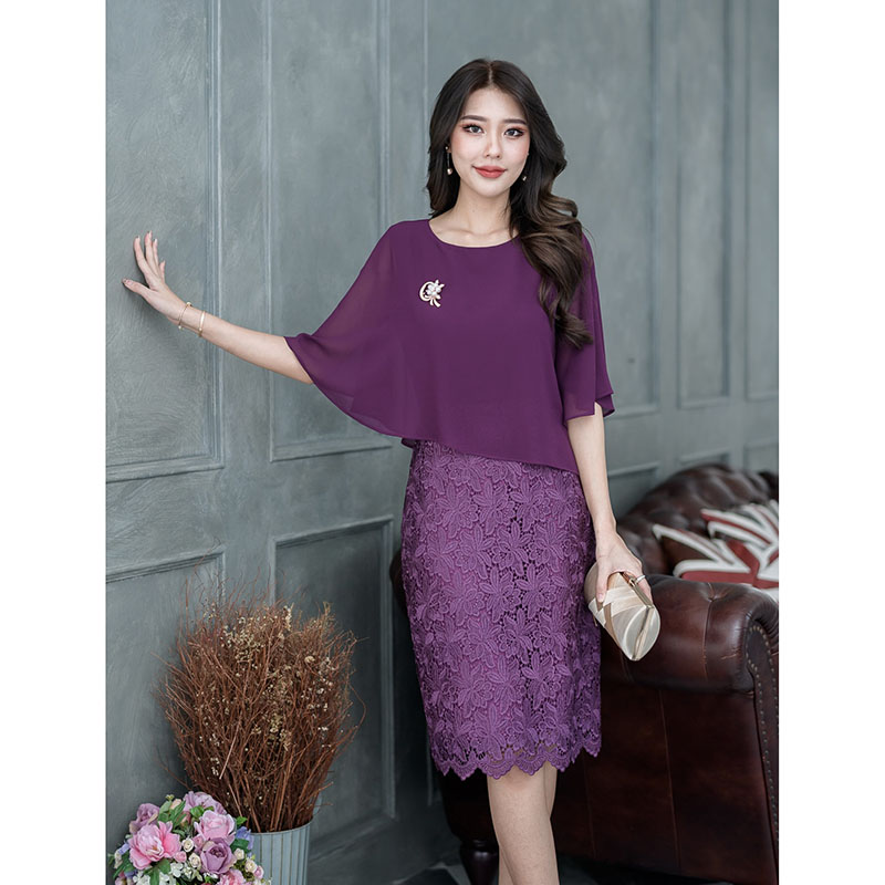 kudapy เดรสสั้นสีม่วง/สีฟ้าคราม ลูกไม้เงาเนื้อดี ทอลายสวยๆ ดีไซน์ตัดเย็บเป็นกระโปรงทรงตรง ด้านบนเป็นผ้าชีฟองเย็บคลุมทั้งตัวเป็นงานปีกผีเสื้อ