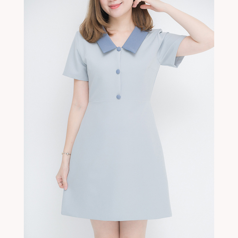 kudapy เดรสสั้นสีเขียว,มัทฉะ,ชมพูเข้ม,เขียวเลมอน,ดำ,ชมพูอ่อน,น้ำตาลเทาหม่น,ครีมชมพู,เทาฟ้า คอปกแขนสั้น กระโปรงทรงเอเล็กๆ แพทเทิร์นตัดต่อกลางตัวเสื้อแต่งกระดุมปั๊มสีเดียวกับปก