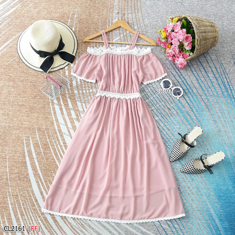 kudapy เดรสยาวสีขาว/สีเหลือง/สีชมพู สายเดี่ยว งานผ้าชีฟองมีซับใน ดีไซน์แต่งปาดไหล่ อกเอวและชายเดรสแต่งแซมด้วยผ้าลูกไม้ถักทออย่างละเอียด