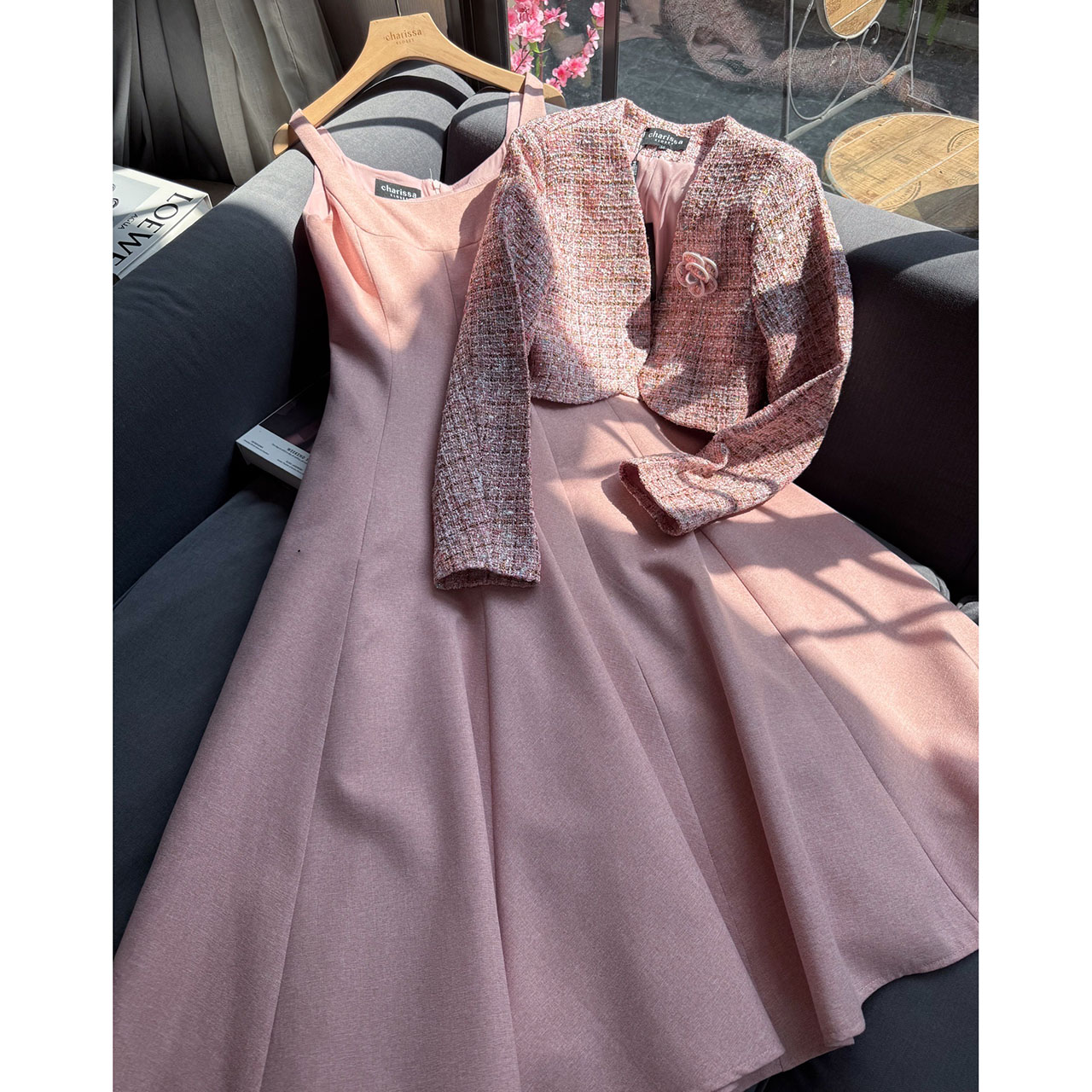 kudapy เดรส+เสื้อครอป+เข็มกลัดดอกไม้ ผ้าพรีเมี่ยมทวิตที่ เดรสเป็นทรงเข้ารูปช่วงเอว มีความพองช่วงล่างน่ารักมาก ซิปซ่อนด้านหลัง มีซับใน