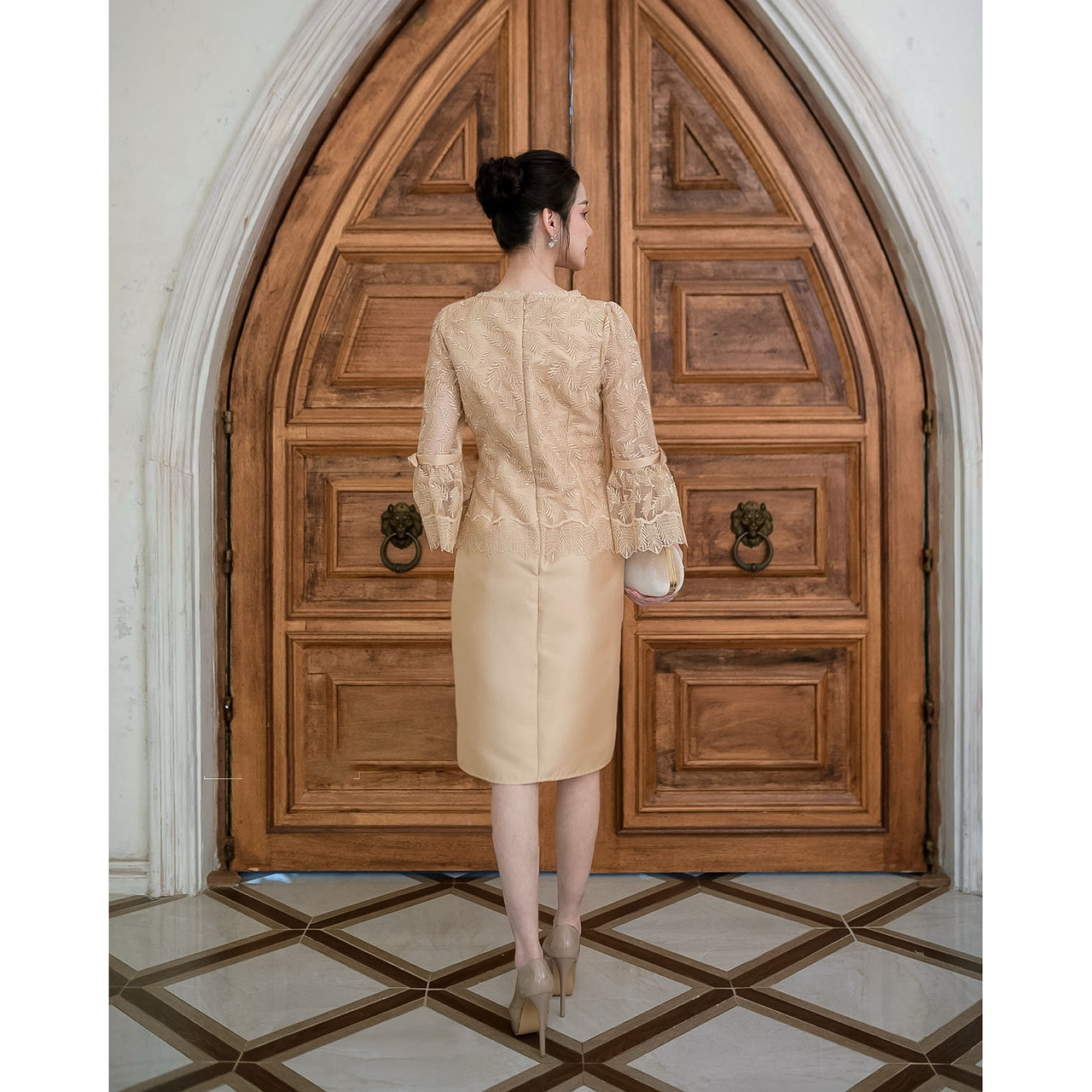 kudapy เดรสสั้นสีทูโทน(ชมพูอ่อน/ขาว)/สีชมพู/สีเหลืองทอง ผ้าไหมแขนยาวระบาย เป็นงานผ้าตาข่ายปักลาย ลายเรียบหรูลายใบไม้เรียงรายสวยงาม