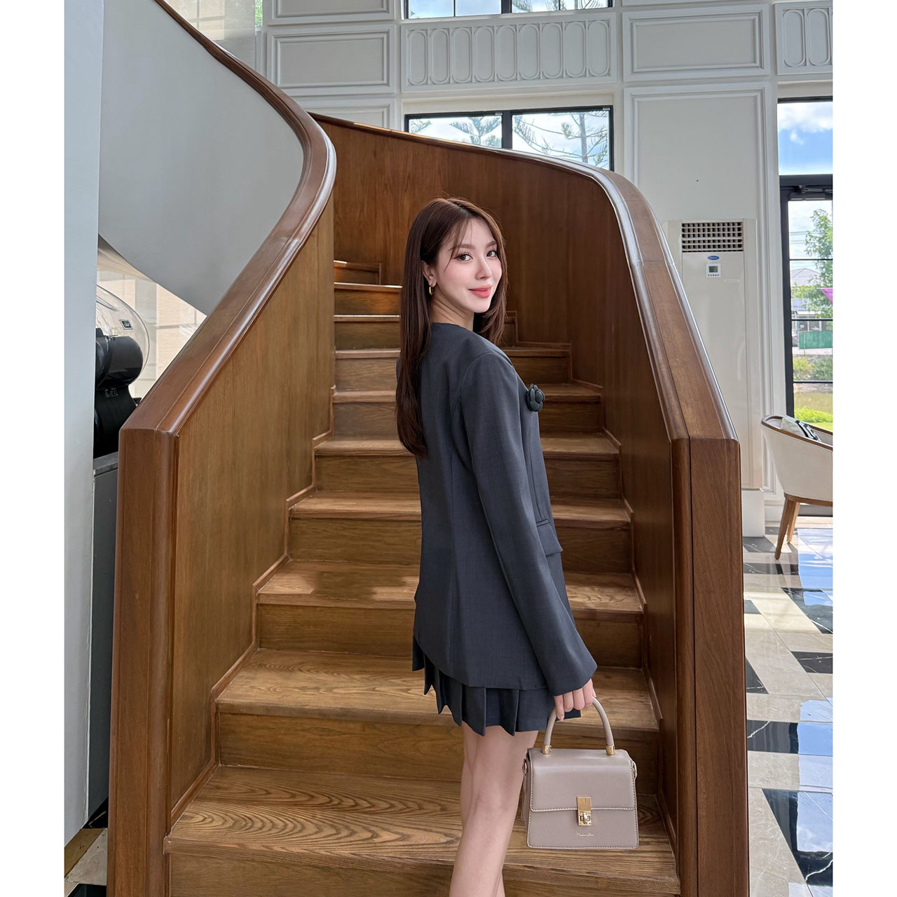 kudapy เซ็ท 4 ชิ้น เสื้อสูท+เสื้อ vestด้านใน +กระโปรง(กางเกงเป็นซับใน)+เข็มกลัดดอกไม้ ใช้ผ้าเดียวกันทั้งเซ็ท ตัวเสื้อสูทมีซับในอย่างดี